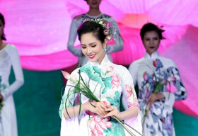 Hoa hậu Dương Kim Ánh làm vedette trình diễn áo dài đấu giá từ thiện