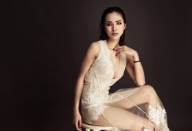 Hoa khôi Lý Thiên Trúc nóng bỏng trong loạt trang phục sexy