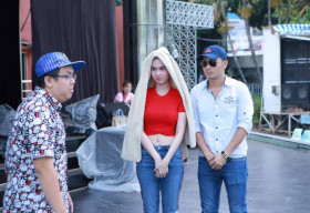 Ngọc Trinh quấn mền lên sân khấu tập kịch cùng Gia Bảo