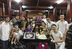 Hoài Linh cười tít mắt nhận quà sinh nhật từ con gái nuôi Ánh Linh