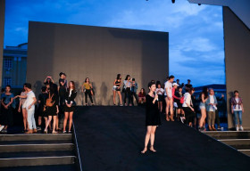 Dàn người mẫu đội mưa tập chương trình trên sân khấu catwalk dài 200m