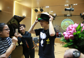 Yesung thích thú khi được fan Việt tặng nón lá, hoa sen Việt Nam