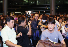 Yesung đội mũ, bịt mặt ‘vượt qua’ biển fan Việt tại sân bay