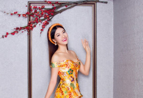 Hoàng Oanh rạng rỡ áo dài du Xuân đón Tết