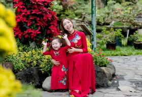 Elly Trần cùng con gái Cadie tươi tắn áo dài đôi du xuân