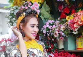 Diện áo dài cách tân, Hồ Bích Trâm rạng rỡ xuống phố đón xuân