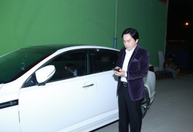 Kim Tử Long tự lái xe đi làm giám khảo chung kết Người hóa thân số 1