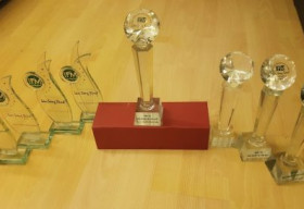 Nguyễn Hồng Thuận khoe 8 cúp Làn Sóng Xanh