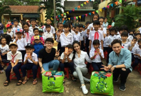 Mỹ Linh, Phan Mạnh Quỳnh, Thanh Duy trao quà cho trẻ em có hoàn cảnh khó khăn