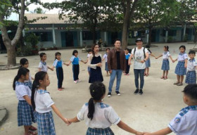 Hamlet Trương được dạy hát khi đi làm từ thiện