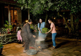 Vừa hồi phục sức khỏe, Nhật Kim Anh đã trổ tài gói bánh chưng đón Tết