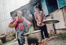 Khánh Thi – Phan Hiển bình dị nấu bánh đón Tết