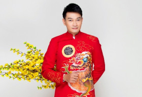 Trương Minh Quốc Thái diện áo dài, trẻ trung tuổi tứ tuần đón Tết