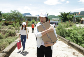 Lệ Hằng không ngại vất vả đi trao nhà cho người dân Quảng Nam