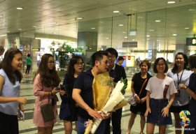 Bằng Kiều được sinh viên Việt Nam ở Singapore chào đón nồng nhiệt