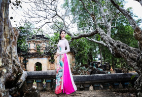 Duyên dáng áo dài, Hoa hậu Dương Kim Ánh đi lễ chùa đầu năm