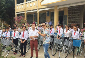Hoàng Bách và Khánh Long tặng xe đạp cho học sinh xứ dừa