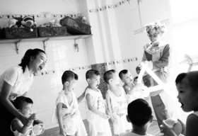 Hoàng Oanh hạnh phúc vì mang 210 phần quà tặng trẻ em kém may mắn