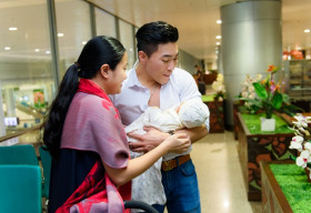 MC Hồng Phượng bế con trai hơn tháng tuổi ra sân bay đón ông xã Quốc Cơ