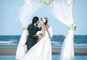 Minh Tú say đắm hôn Người Tình trong đám cưới trên biển