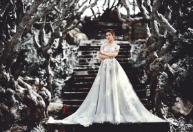 ‘Cô dâu’ Nguyễn Oanh dịu dàng trong chiếc váy cưới đính 5000 hạt pha lê