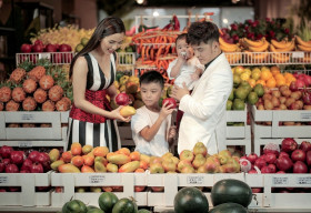 Ưng Hoàng Phúc – Kim Cương khoe ảnh hạnh phúc bên 2 con trai