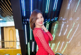 Thúy Ngân diện đầm ren quyến rũ, đọ dáng gợi cảm trên thảm đỏ