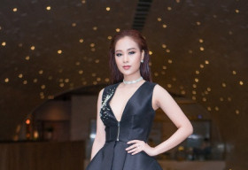 Hà Thúy Anh diện áo khoét sâu gợi cảm đi xem show thời trang