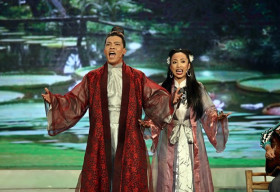 Tô Thiên Kiều – Lê Hùng gây bất ngờ khi hát cải lương bằng tiếng Anh