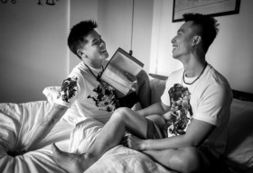 John Huy Trần và bạn trai tung bộ ảnh đời thường lãng mạn, hạnh phúc