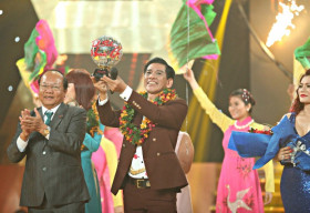 ‘Vua phòng trà’ Đức Minh đăng quang quán quân Tình Bolero Hoan Ca 2017