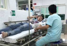 Hồ Việt Trung nhập viện vì kiệt sức do chạy show