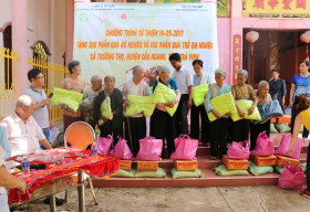 Hội quán nghệ thuật tặng quà cho hơn 200 hộ nghèo Trà Vinh