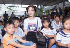 Á hậu Phan Quỳnh Ngân xúc động khi trao quà cho trẻ em Sóc Trăng