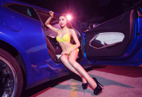Hotgirl Lương Lê diện bikini nóng bỏng bên siêu xe tiền tỷ