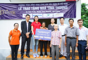 Phạm Hương giản dị về quê Hải Phòng trao tặng nhà tình thương