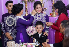 Clip đám cưới Lê Phương – Trung Kiên tại Trà Vinh, Cà Pháo quấn quýt mẹ không rời