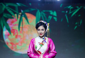 Việt Trinh thướt tha trên sàn diễn thời trang với ‘Tà áo Việt’