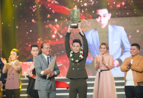 ‘Bản sao Hoài Linh’ Hồng Thanh xuất sắc đăng quang quán quân Cười Xuyên Việt 2017