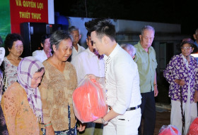 Nguyên Vũ ‘chuẩn soái ca’ rạng rỡ đi phát quà từ thiện
