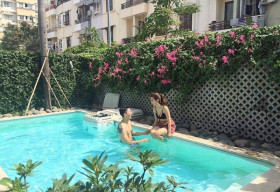 ‘Người tình phim ảnh’ của Ngọc Trinh cặp kè với nữ ca sĩ Việt kiều