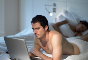 Giới tính đàn ông liên quan đến độ tuổi xem phim sex?