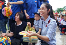 Dương Cẩm Lynh bế con trai đầu lòng đi làm từ thiện nhân dịp Trung thu
