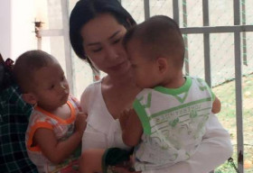 Hoa hậu Hạnh Lê giản dị đi tặng quà trung thu cho trẻ mồ côi