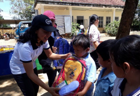CapitaLand Việt Nam, Ascott tặng cặp và dép cho 600 học sinh vùng sâu