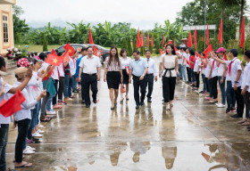 Hoa hậu Đỗ Mỹ Linh giữ lời hứa trở lại Yên Bái ‘cõng điện về làng’