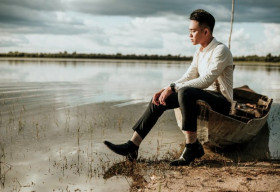 Anh Tú ‘Cười Xuyên Việt’ đốn tim fan nữ với vẻ lãng tử lạnh lùng