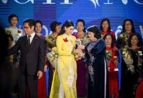 Doanh nhân Thủy Tiên vinh dự nhận giải Bông Hồng Vàng 2017