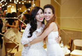 Hoa hậu chuyển giới Thái Lan 2017 đi siêu xe đến chúc mừng Hoa hậu Thu Hoài