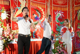 Đông đảo nghệ sĩ đến cúng Tổ cùng vợ chồng Khánh Thi – Phan Hiển
